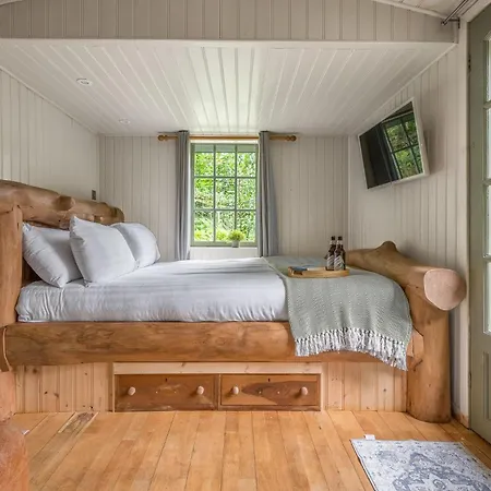בית נופש Bluebell Lodge, Shepherd Hut With Hot Tub In District