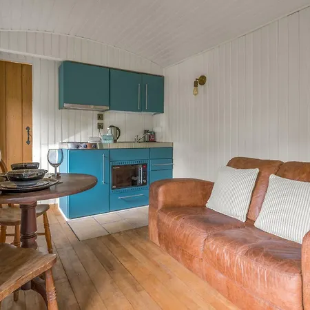 Bluebell Lodge, Shepherd Hut With Hot Tub In District בית נופש