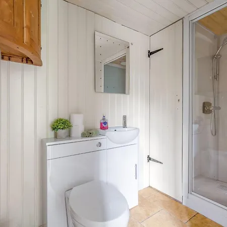 בית נופש Bluebell Lodge, Shepherd Hut With Hot Tub In District קוניסטון