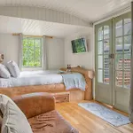 Bluebell Lodge, Shepherd Hut With Hot Tub In District *