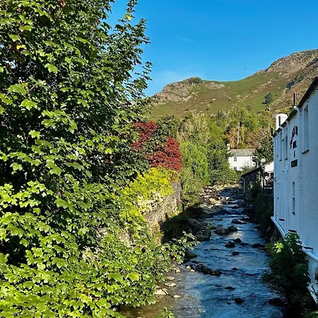 Dom wakacyjny Bluebell Lodge, Shepherd Hut With Hot Tub In District