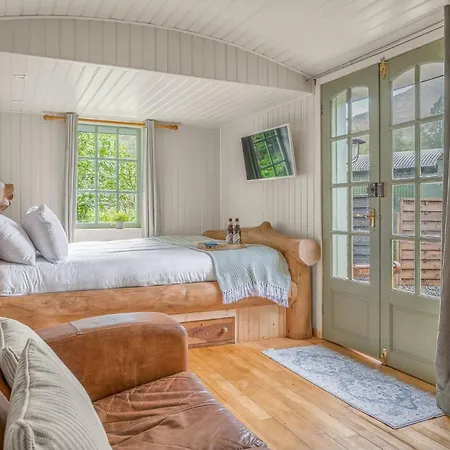 Bluebell Lodge, Shepherd Hut With Hot Tub In District *