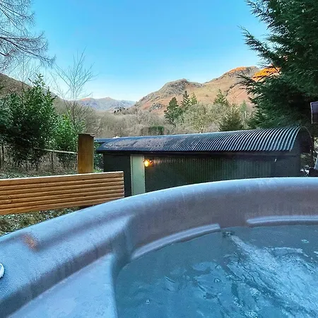 Дом отдыха Bluebell Lodge, Shepherd Hut With Hot Tub In District