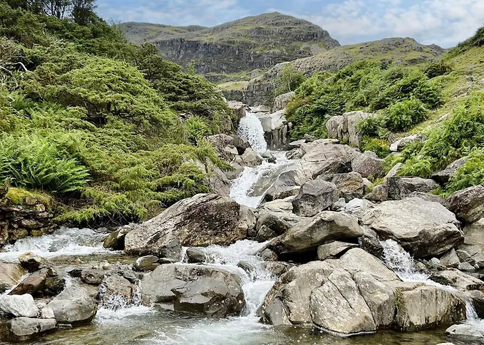Bluebell Lodge, Shepherd Hut With Hot Tub In District