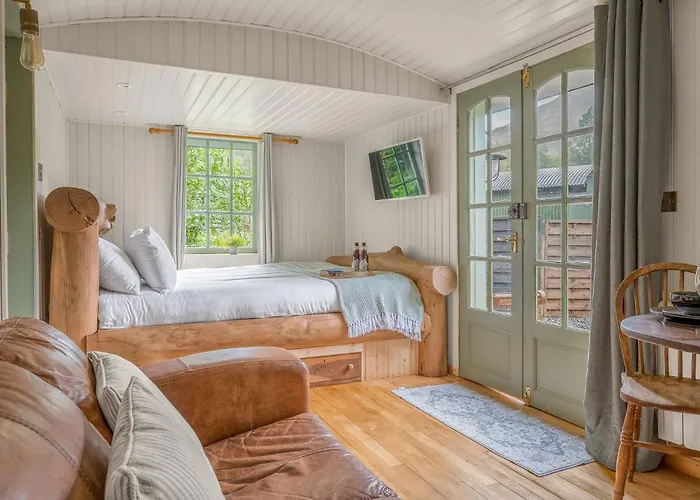 Bluebell Lodge, Shepherd Hut With Hot Tub In District *