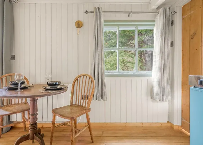 Bluebell Lodge, Shepherd Hut With Hot Tub In District