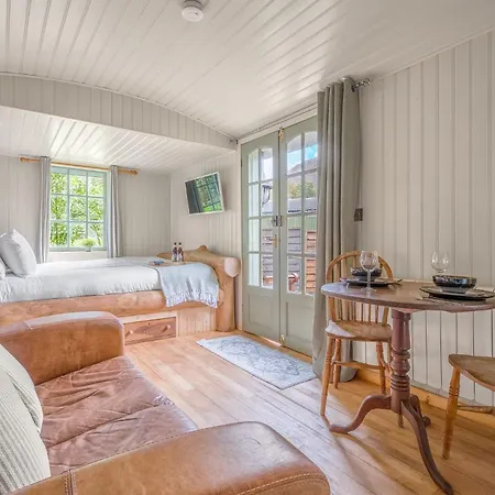 別荘 Bluebell Lodge, Shepherd Hut With Hot Tub In District *