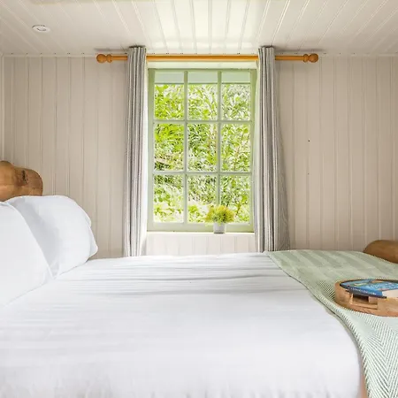 Bluebell Lodge, Shepherd Hut With Hot Tub In District