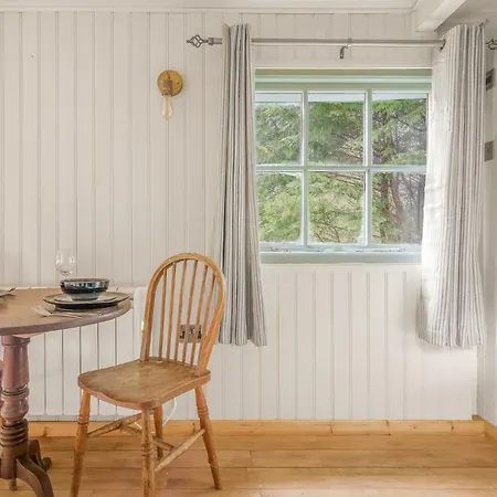 Bluebell Lodge, Shepherd Hut With Hot Tub In District