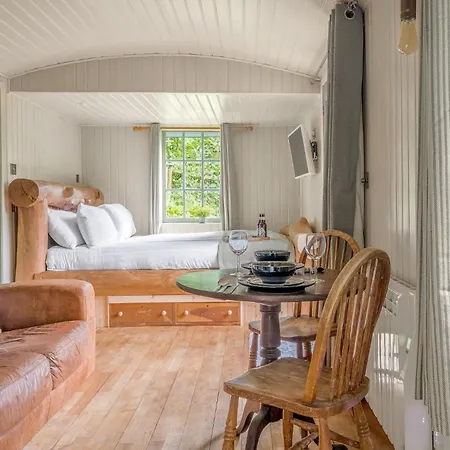 別荘 Bluebell Lodge, Shepherd Hut With Hot Tub In District